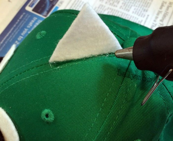 Tutorial for an easy dinosaur baseball hat from Lalymom