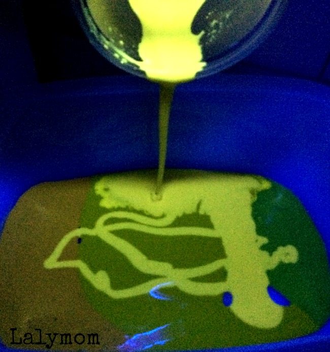 Recipe for Oobleck that Glows and is Taste Safe on Lalymom.com - what a cool messy play recipe for kids!